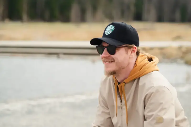 Peikot Vuores -lippis päässä