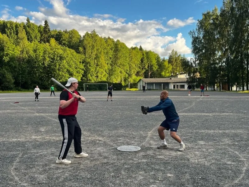 Peikot pelaamassa pesäpalloa Peltolammilla